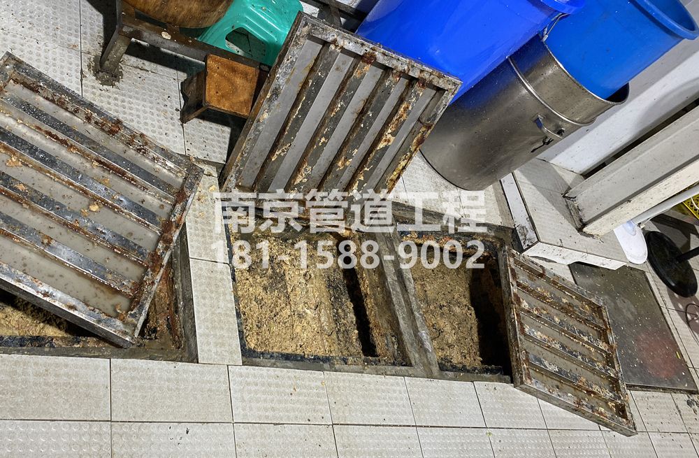 278沙洲城管中队食堂隔油池清理